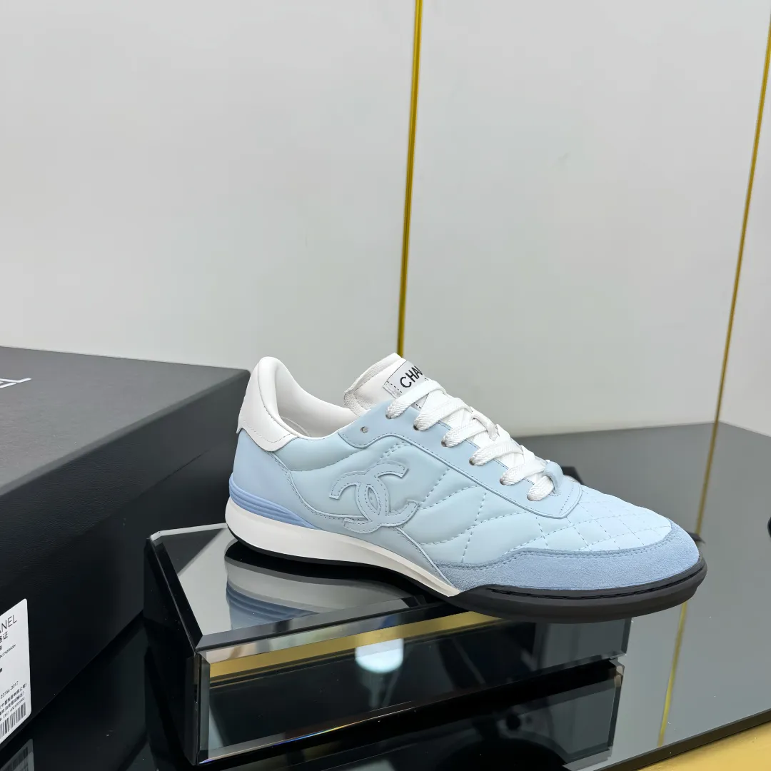 👟👟Ex-factory price 600👟👟 Top version Chanel Chanel - 2025 counter top casual sports shoes. This classic design; the upper is electro-embroidered with a variety of techniques; the outsole is fashionable and sporty; it is extraordinary and incorporates a variety of color matching elements... The diversified mix and match is very beautiful and versatile, and can be used for leisure, fashion, sports and outdoor... ꫛꫀꪝ Go➫ Material: ❶Upper is made of: original imported mercerized velvet + double-layer breathable mesh ❷Inside is made of: original imported breathable mesh ❸Outsole is based on: original TPU combination outsole Counter boutique packaging complete set for women 35–41 👉